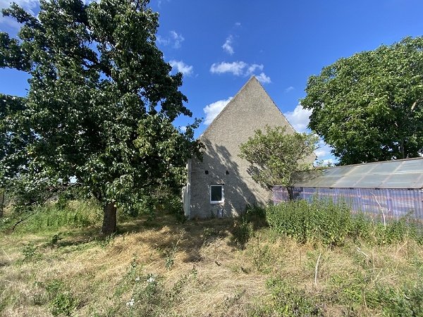 Gartenansicht mit Scheune u. Gewächshaus